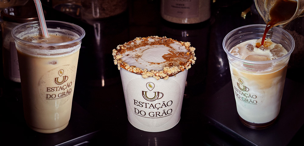 Barista profissional preparando latte art em evento premium