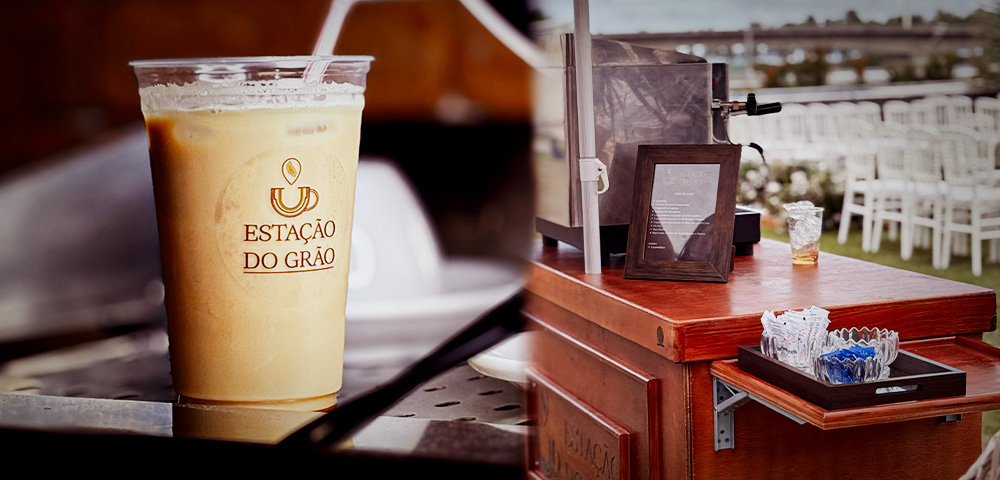 Estação de café elegante montada em recepção de casamento